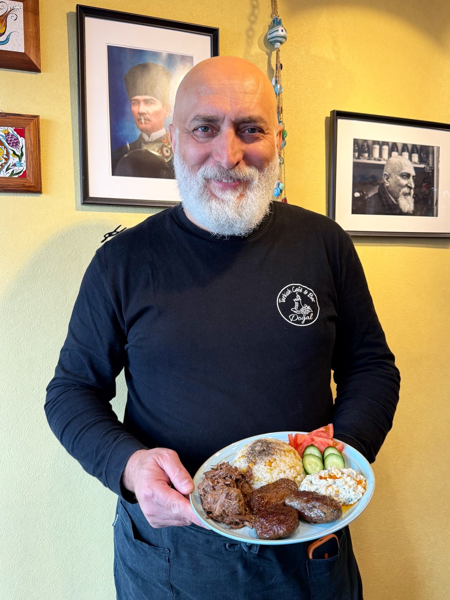 トルコ居酒屋Doğal(ドアル)の店主メテさんが持つ「おまかせプレート」。お一人様におすすめのその日のおすすめ料理の盛り合わせ。