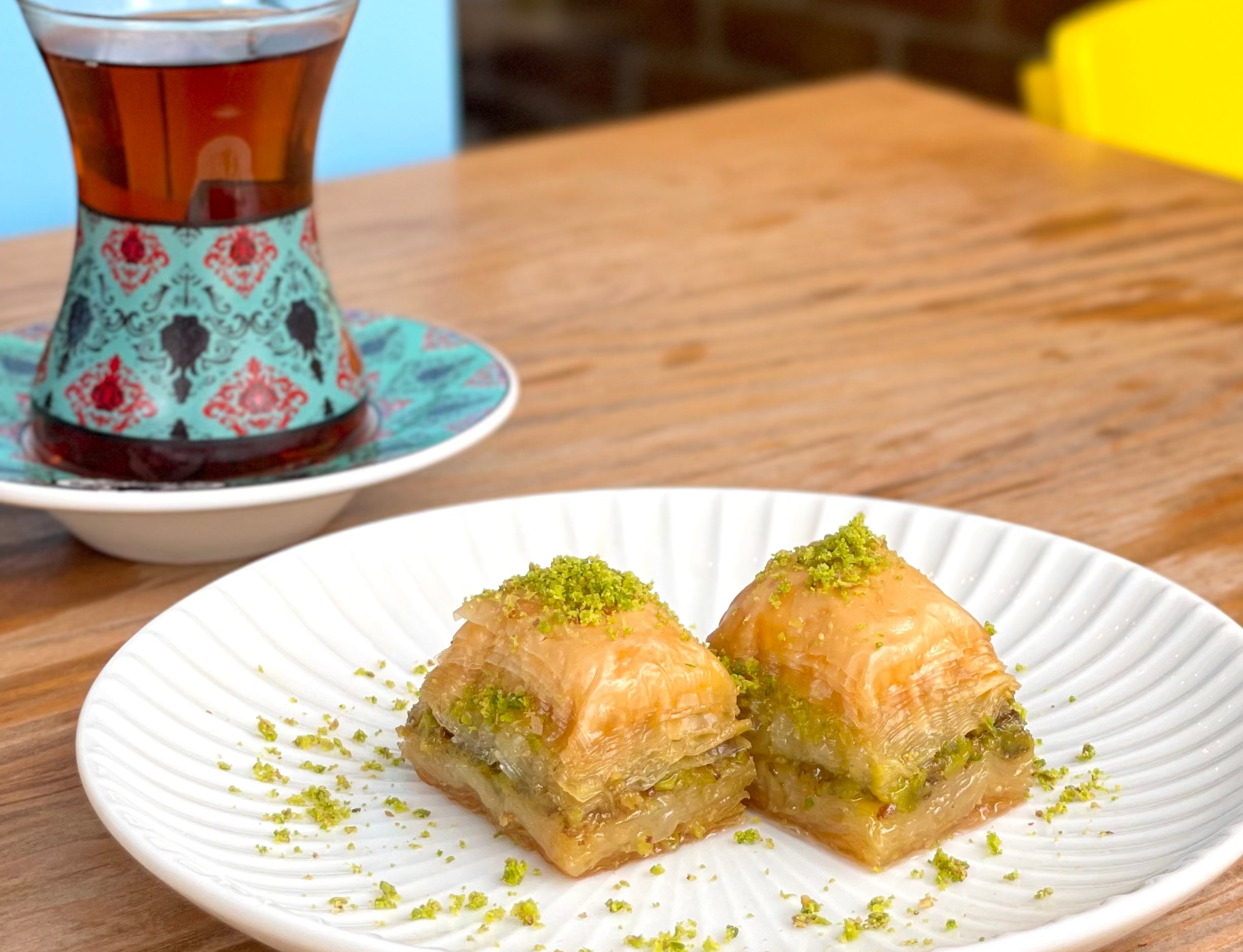 東京ドアルのバクラヴァとトルコティー。昼間のカフェ・スイーツ利用も可能です。