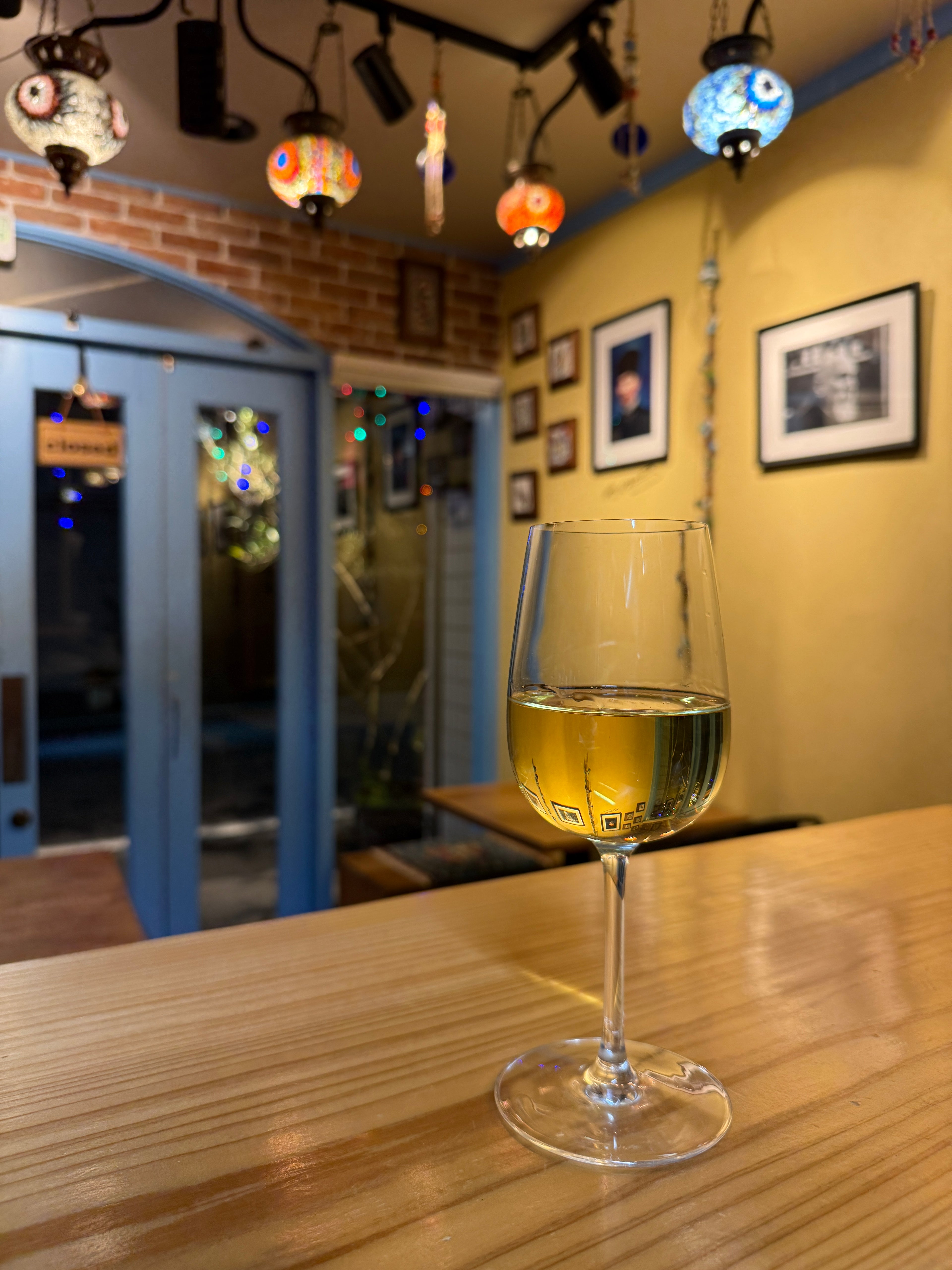 トルコ居酒屋Doğal(ドアル)の落ち着いた店内とトルコ産白ワインのグラス。荏原町の隠れ家的な雰囲気。