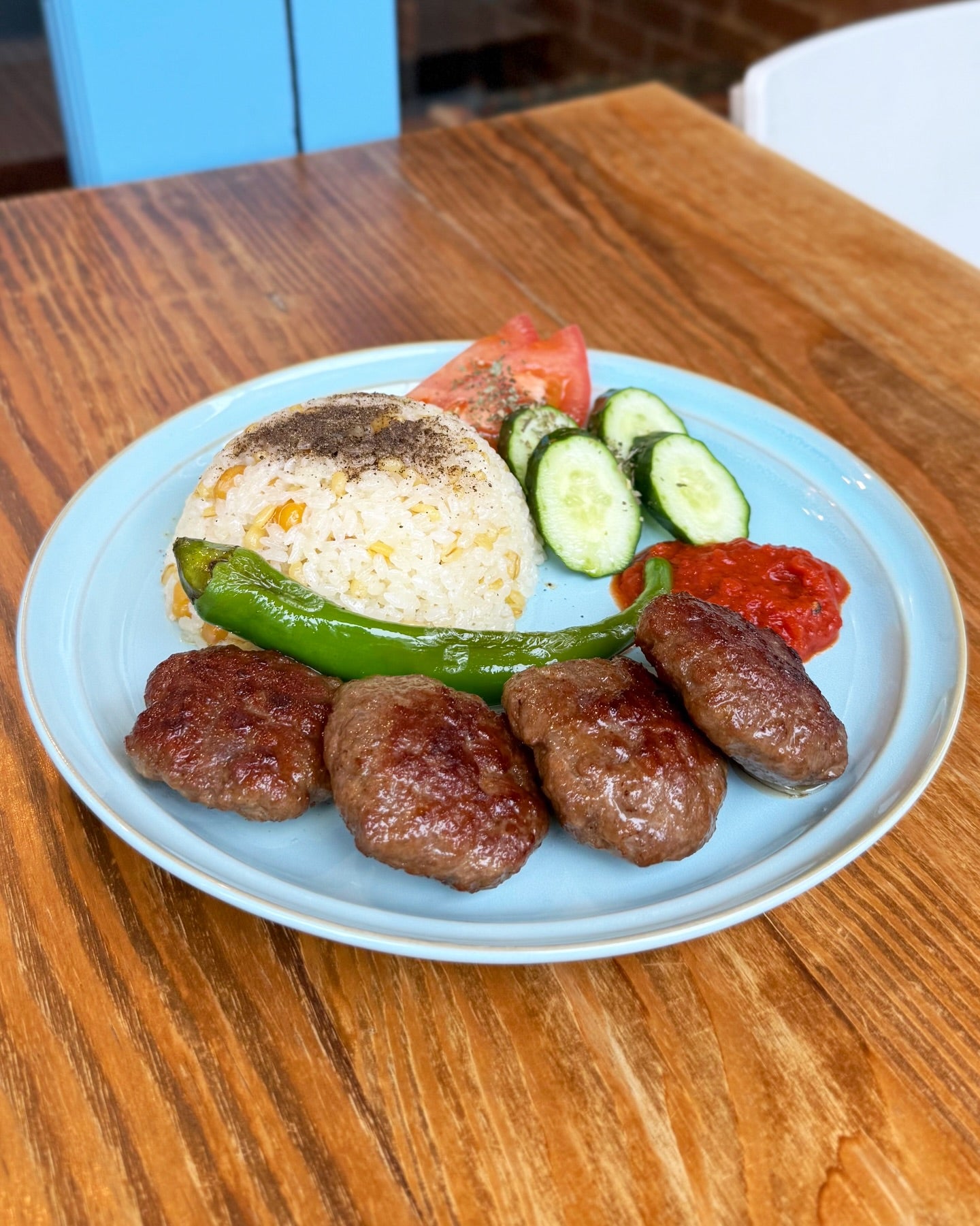 ドアルの定番メニュー「イネギョルキョフテ」とトカットスタイルのバターライス（ピラフ）。丸い形状が特徴。