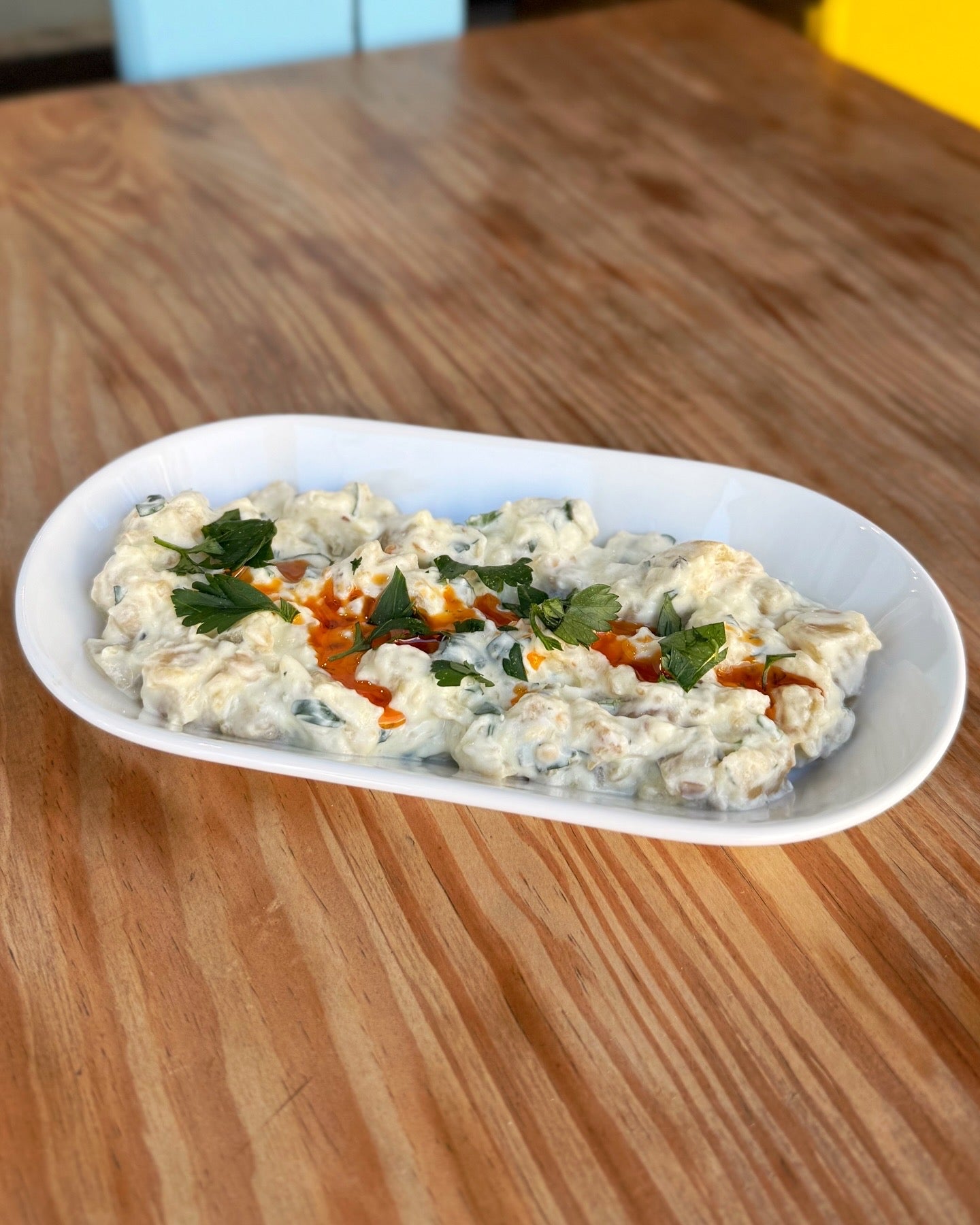 東京の本格トルコ居酒屋Doğal（ドアル）の日替わりメゼ。焼きナスとイタリアンパセリを使った自家製ヨーグルトサラダ。