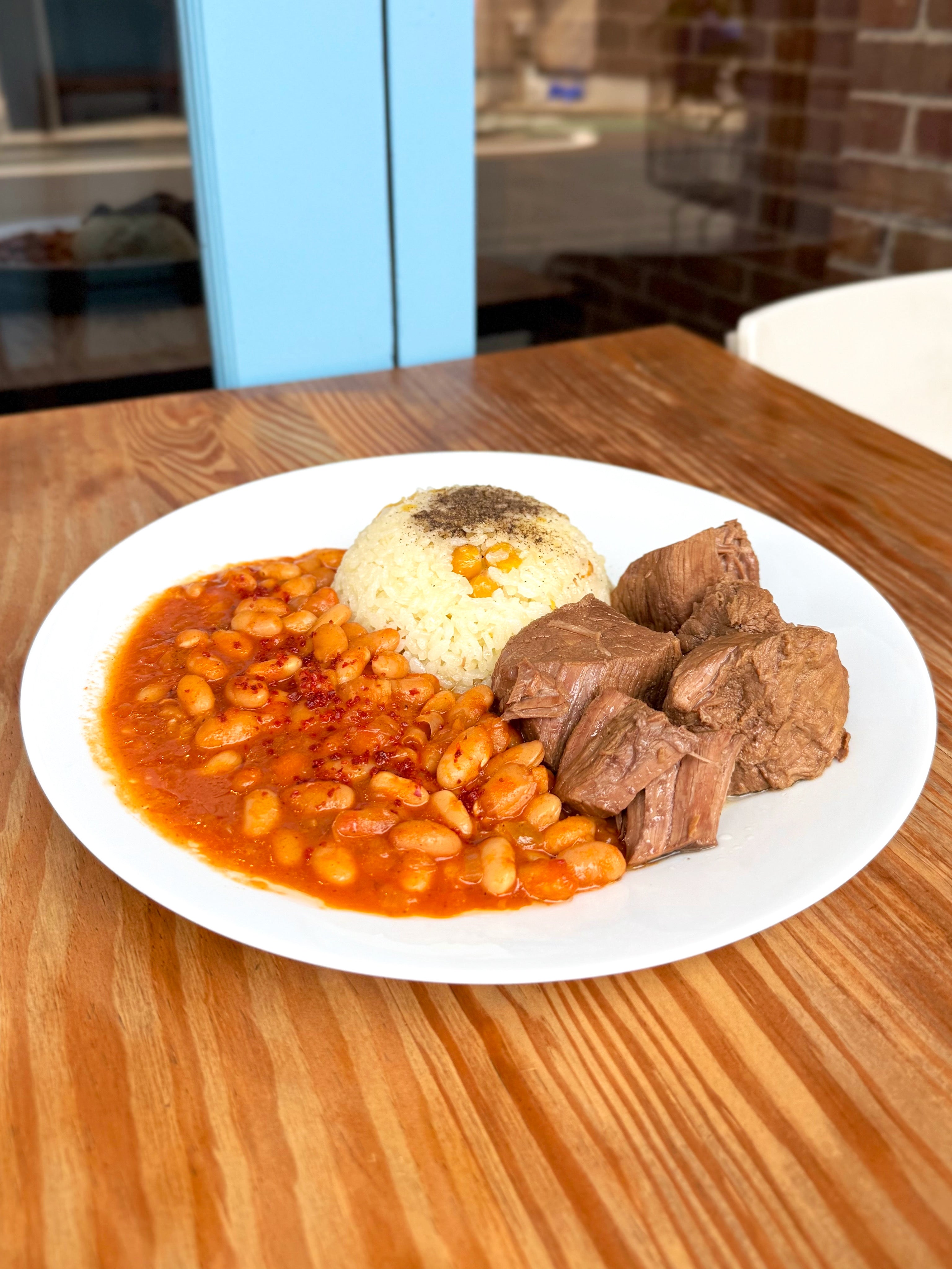 トルコの国民食、白いんげん豆のトマト煮込み（クル・ファスリエ）、ピラフ、牛肉の煮込み（カヴルマ）が乗った、東京都品川区荏原町のトルコ酒場Doğal（ドアル）の「メテスペシャル（Kavurma Kuru Fasulye）」