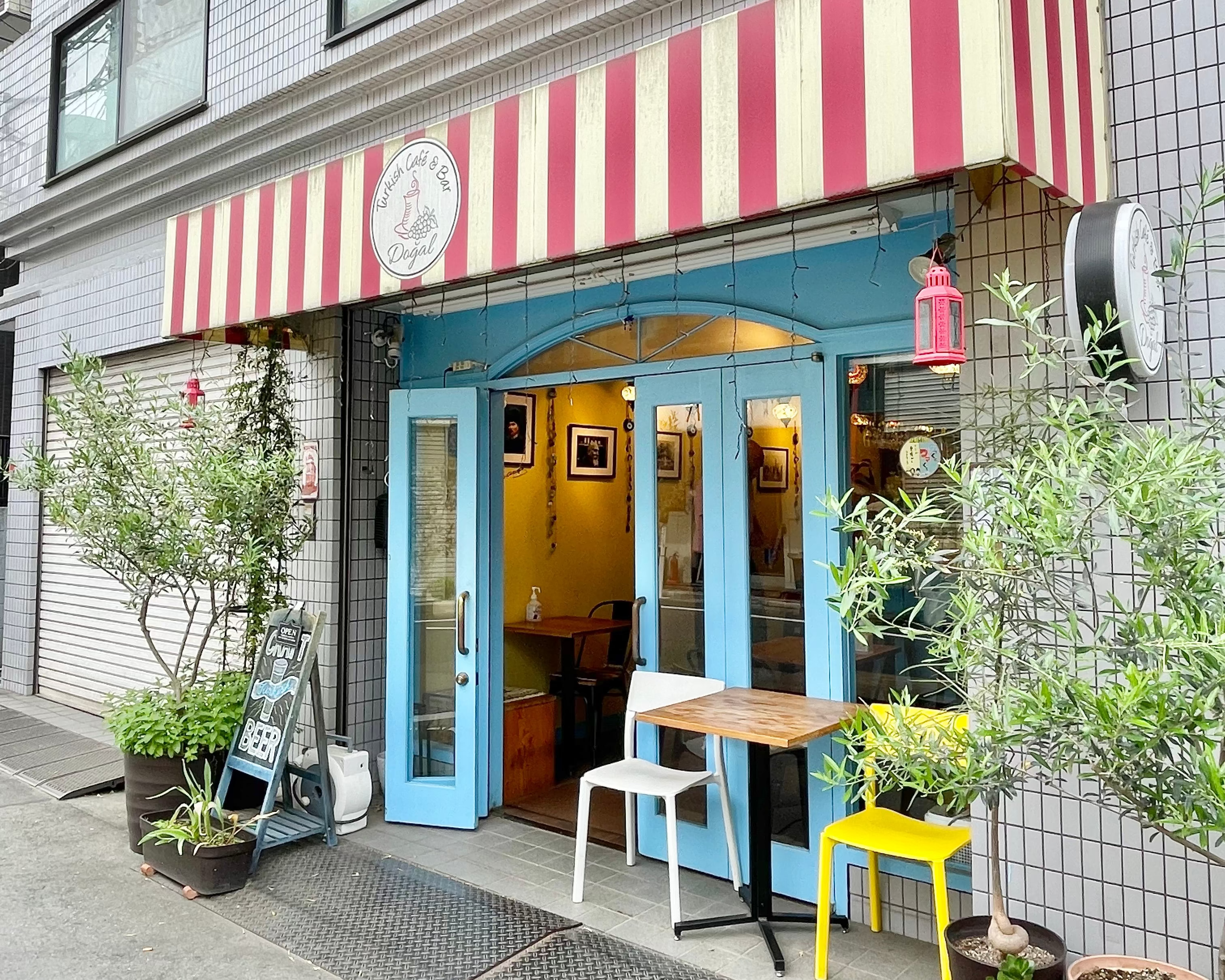 東京・荏原町のトルコ料理店Doğal（ドアル）の外観。赤と白のストライプの屋根が目印。
